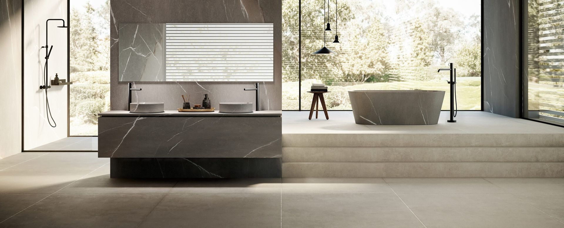 Bagno spa moderno con vasca freestanding, mobile lavabo sospeso e ampie finestre con vista sul verde.