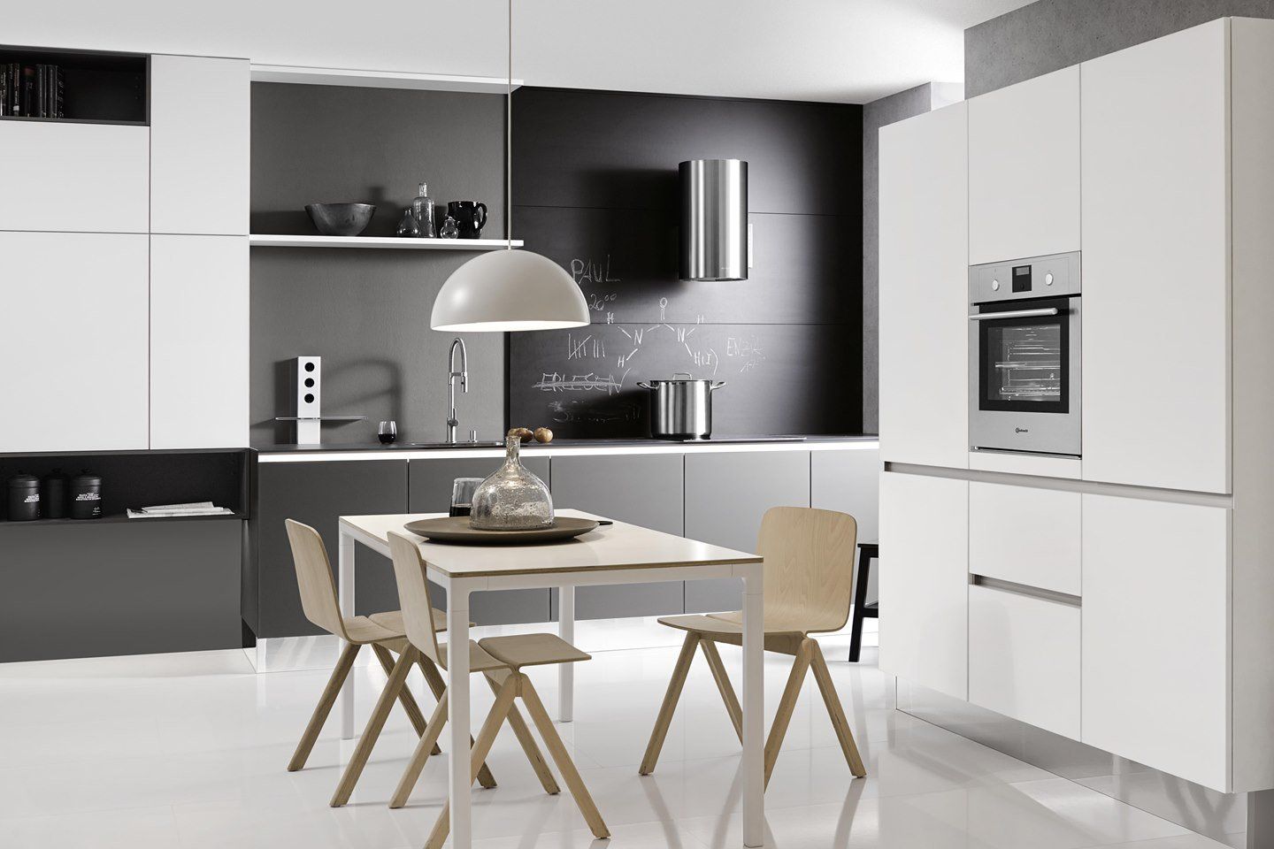 Une cuisine avec une table et des chaises