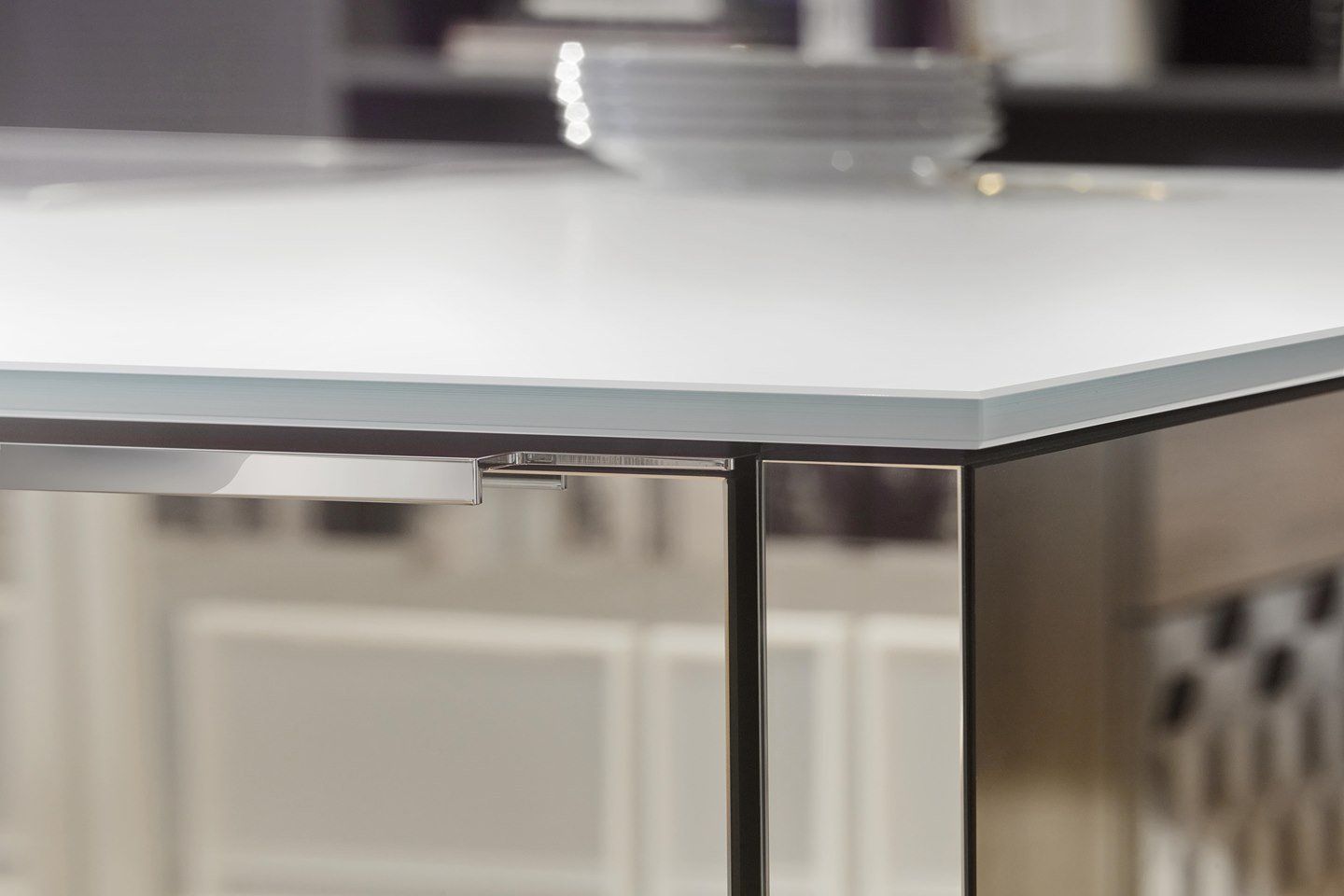 Un gros plan d'une table blanche avec des assiettes dessus.