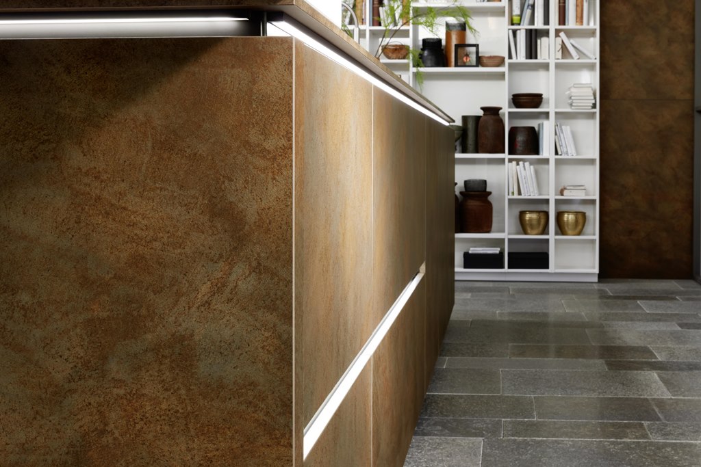 Une cuisine avec un comptoir marron et des étagères blanches