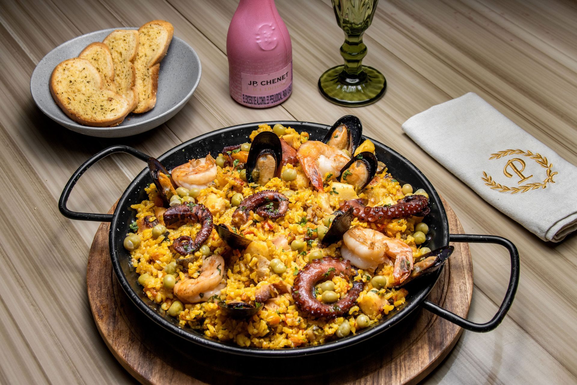 Paella with shrimp, octopus, and mussels served in a pan as an excellent choice where to eat in Coveñas at Hotel Poblado