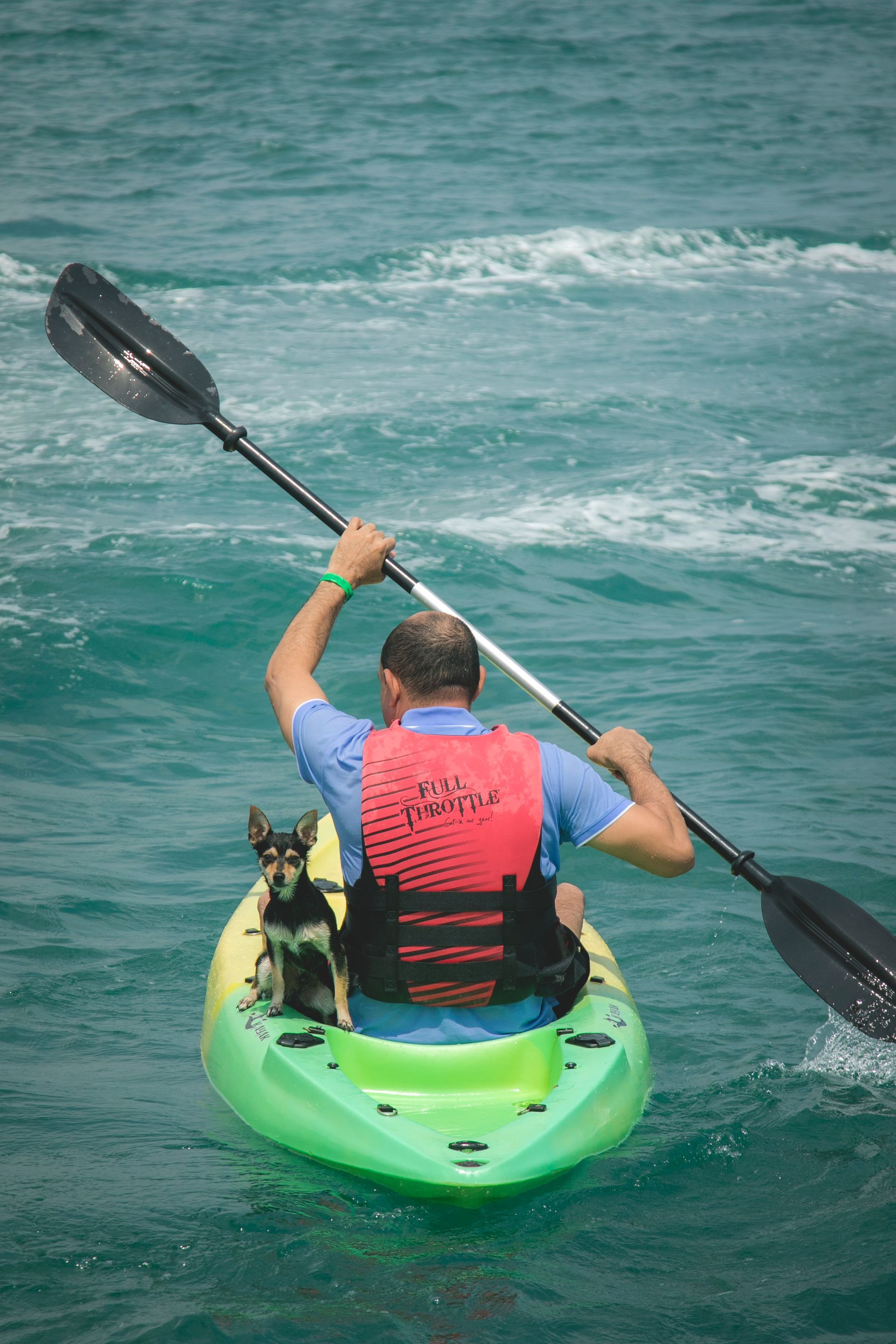 Turista practicando kayak en el mar cerca del Hotel Poblado, una actividad recomendada para tus vacaciones en Coveñas