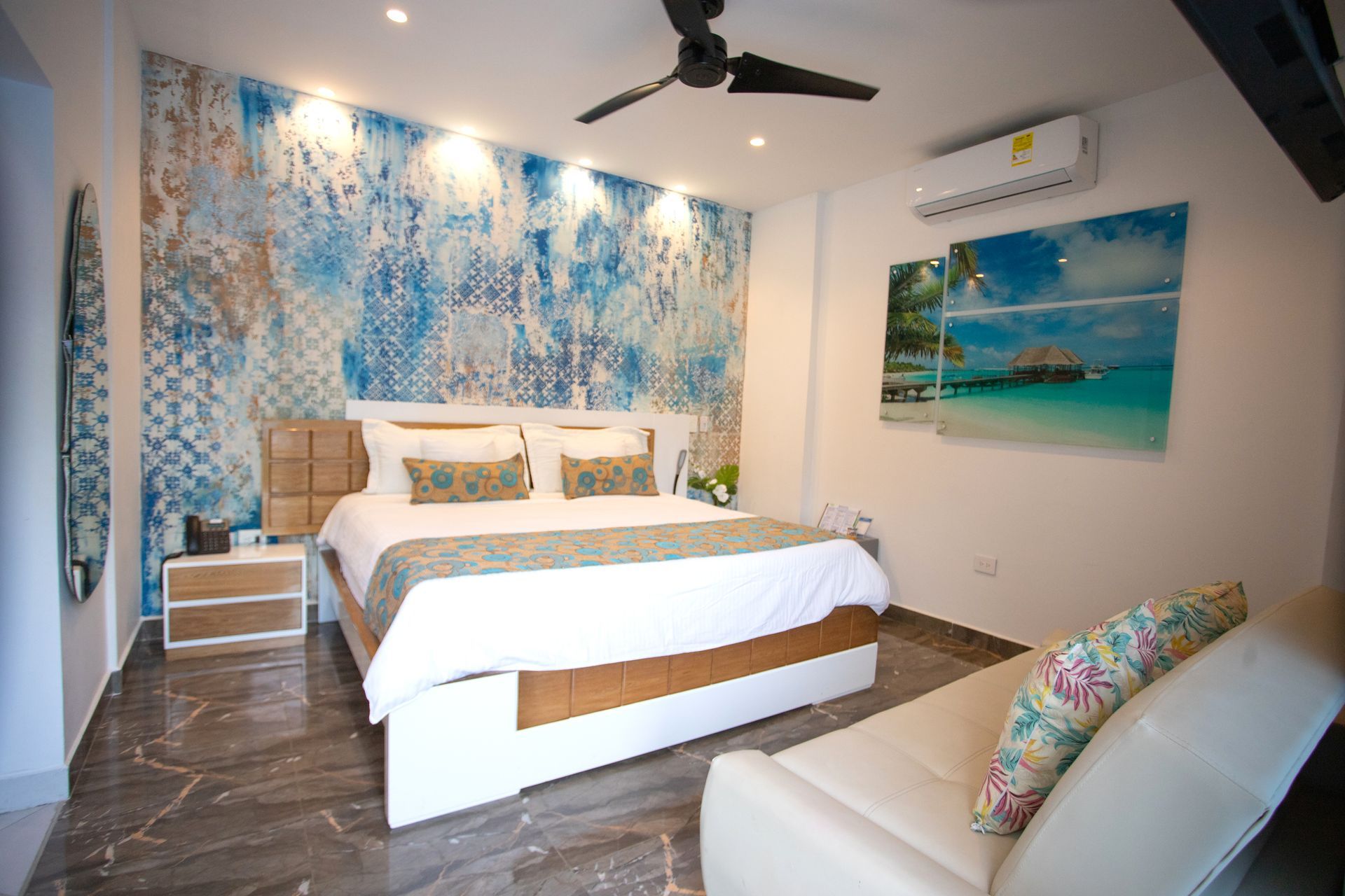 Spacious hotel room with double bed and air conditioning for your relaxing beach vacation in Coveñas Colombia