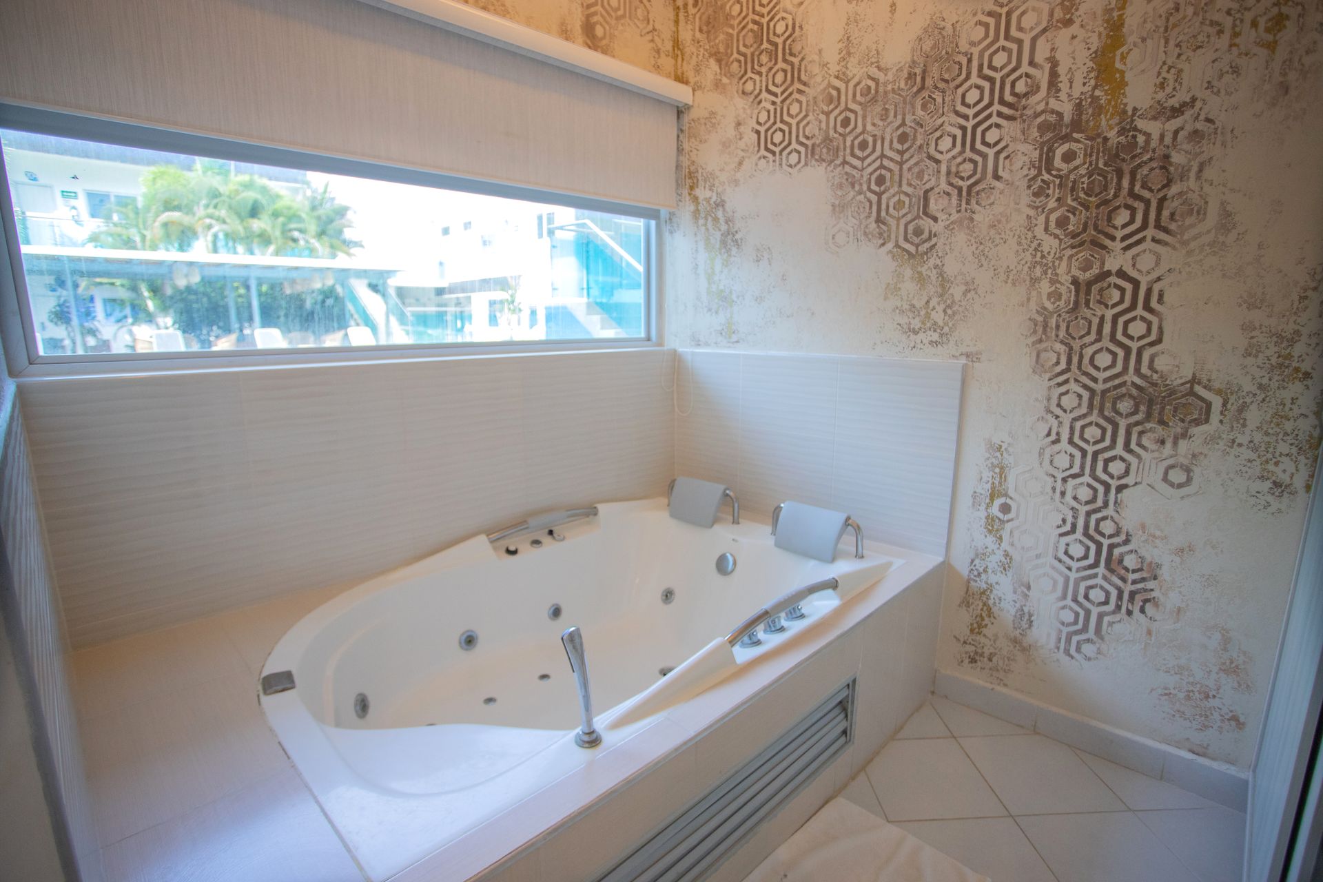 Private indoor jacuzzi with modern decor for a romantic getaway at Hotel Poblado Coveñas Colombia
