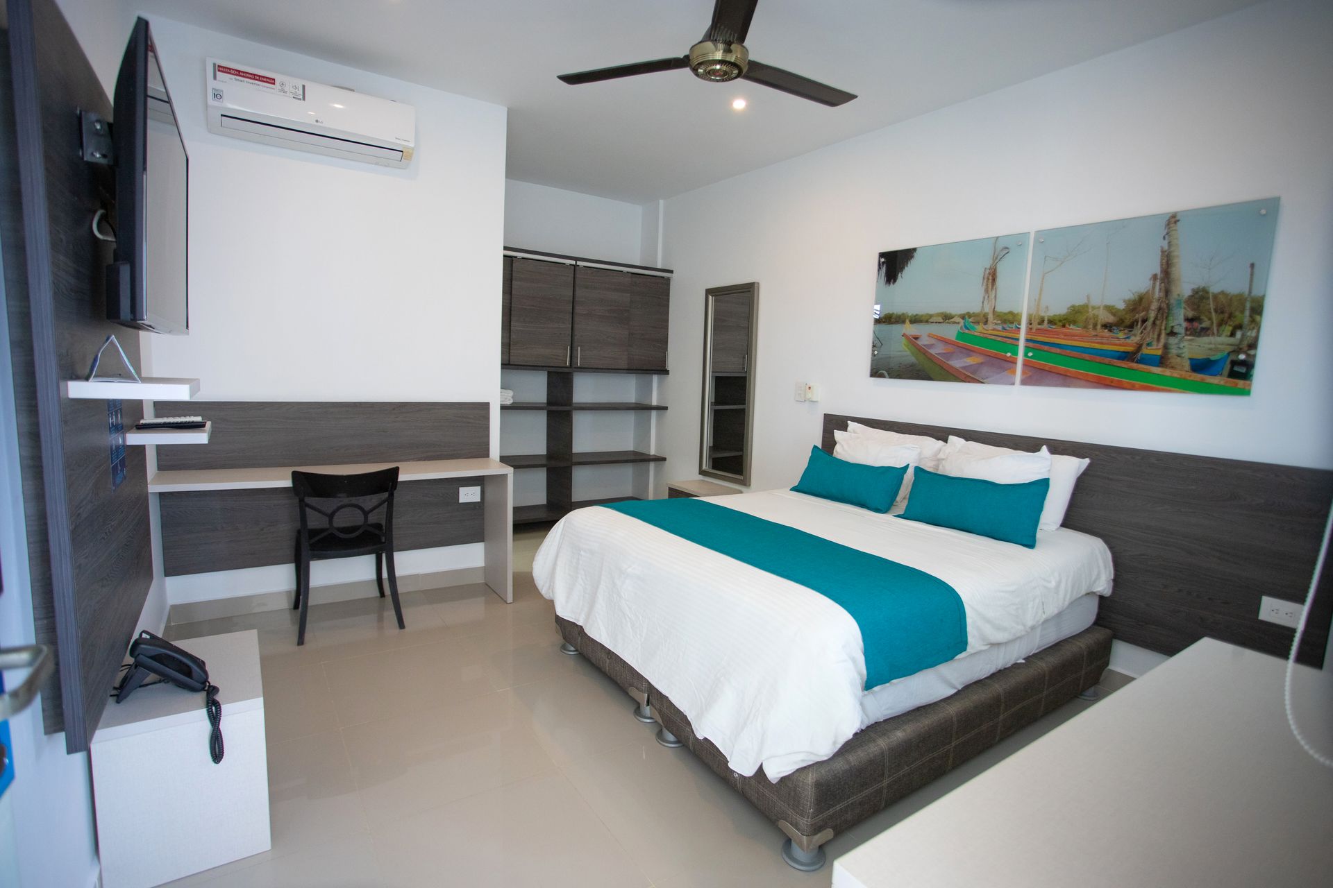 Spacious hotel room with double bed, desk, and air conditioning for your beach vacation at Hotel Poblado Coveñas