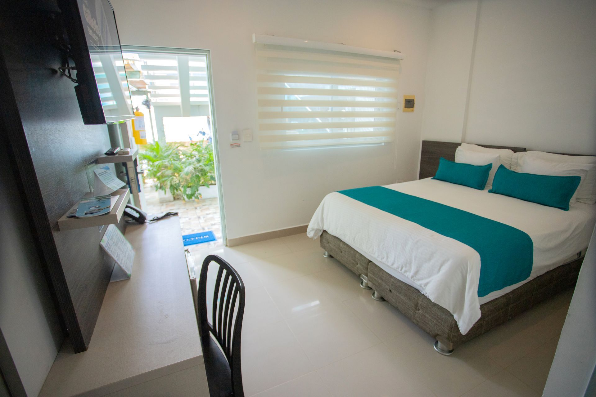 Comfortable hotel room in Coveñas with a double bed for your beach vacation at a top hotel in Coveñas Colombia