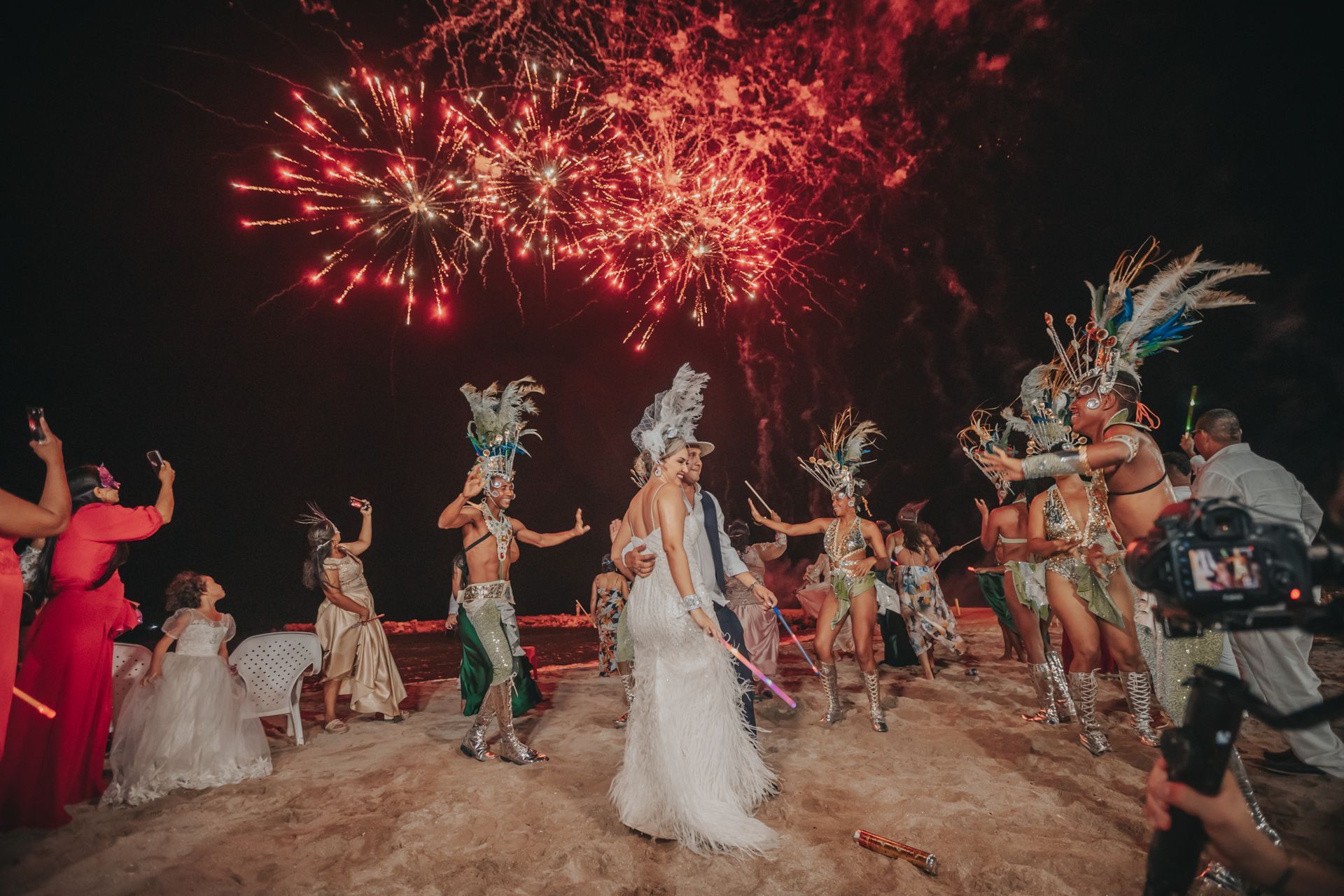 Boda en la playa con fuegos artificiales en Hotel Poblado para tu evento soñado en Coveñas