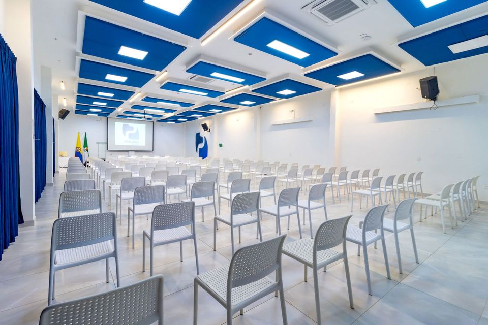 hoteles con salon de eventos y conferencias con sillas blancas y techo de diseño moderno, en Hotel Poblado Coveñas