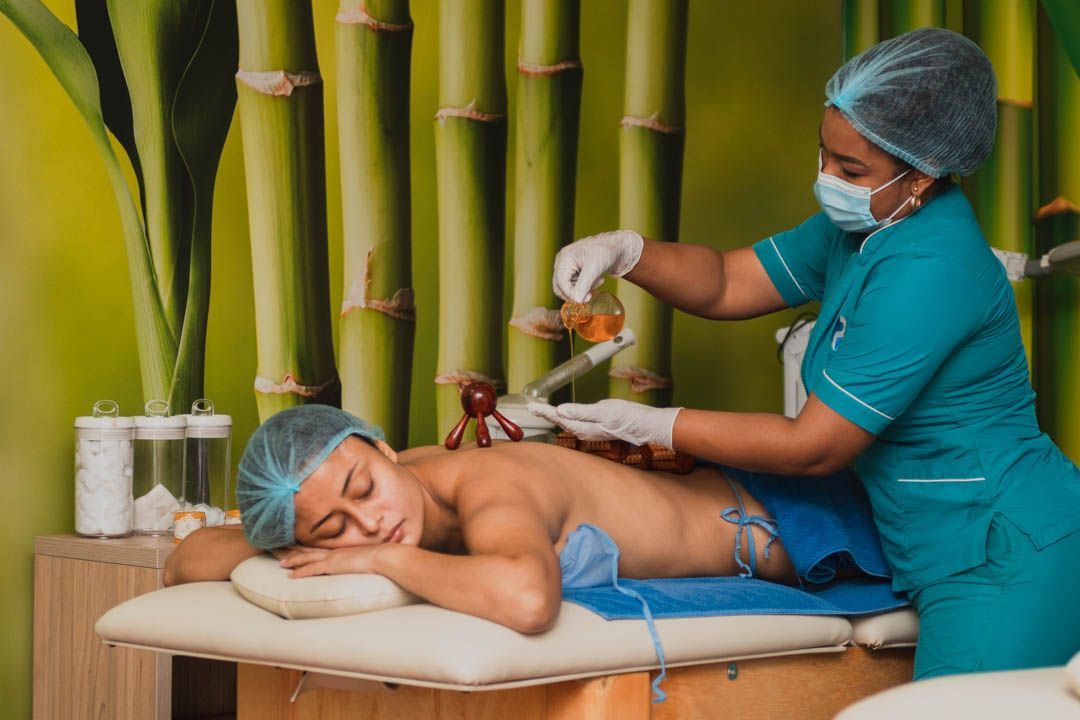 Terapeuta realizando un masaje relajante en el hotel con spa Coveñas, instalaciones del Hotel Poblado Coveñas.