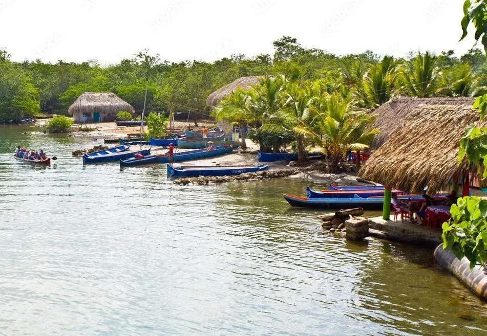 Paseo en lancha en Coveñas con niños, planes familiares y mar de fondo cerca de Hotel Poblado Coveñas