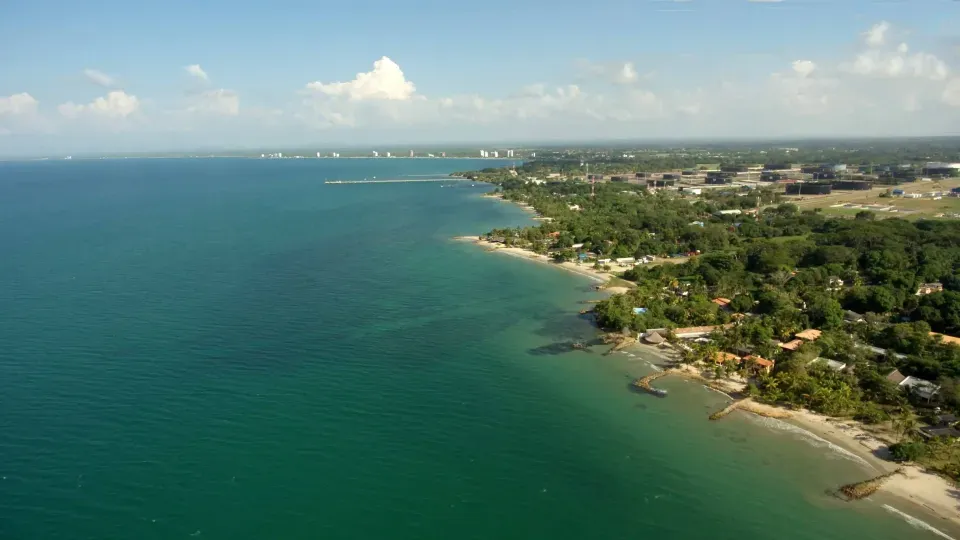 Playas de Coveñas con vista aérea del mar, costa, arena y vegetación del Caribe colombiano