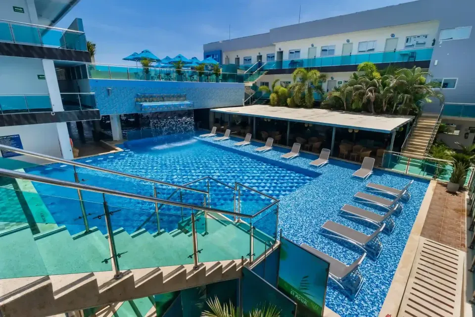 Hotel con piscina en coveñas con vista al mar caribe, ideal para vacaciones familiares