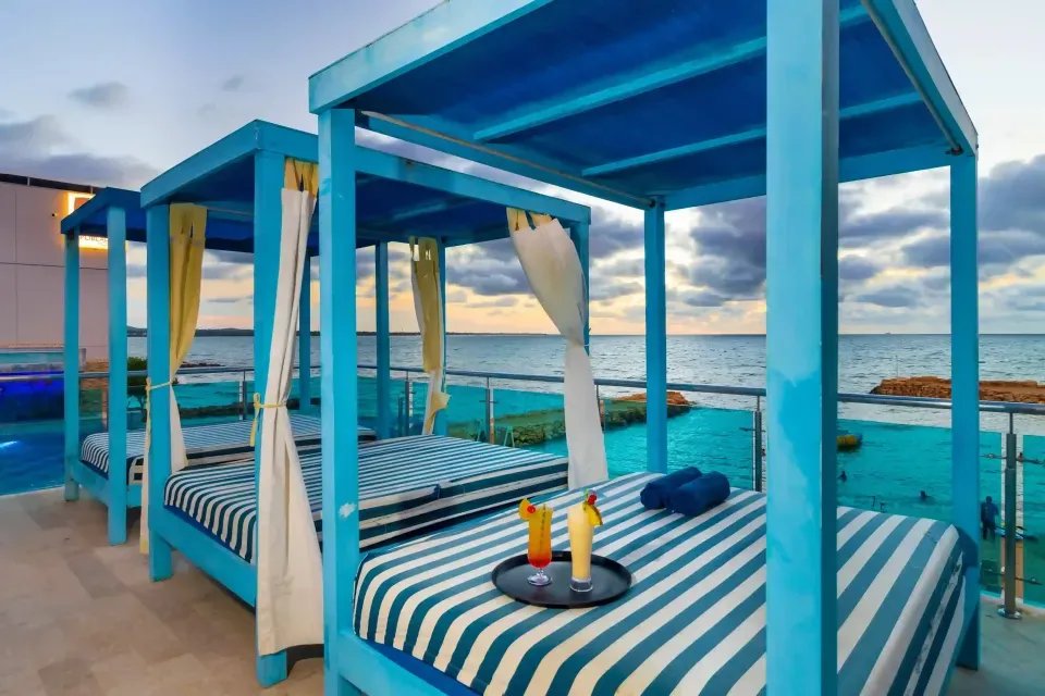 Balinese sunbeds at Hotel Poblado Coveñas beachfront hotel for relaxing with cocktails and sun in Coveñas Colombia