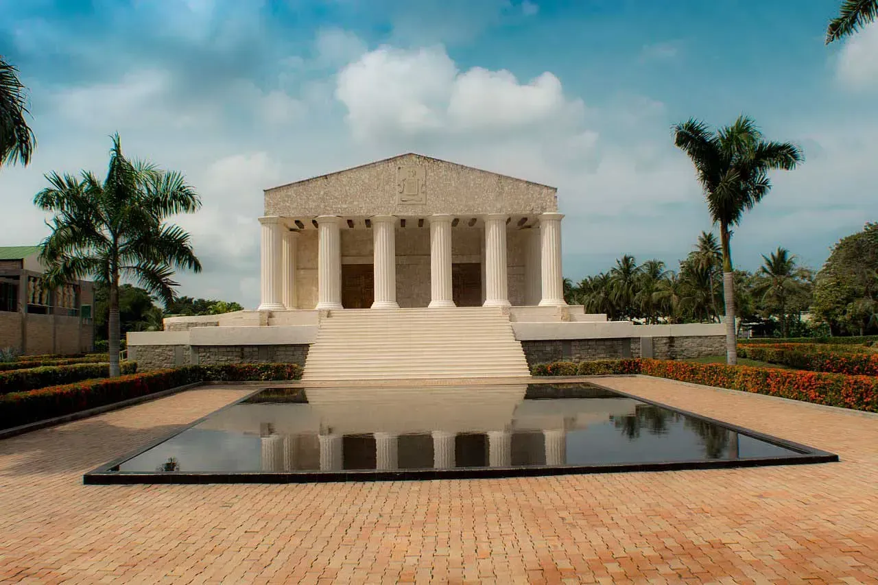 Museo de Infantería de Marina con estanque de agua, uno de los puntos de interés cercanos al Hotel Poblado Coveñas.