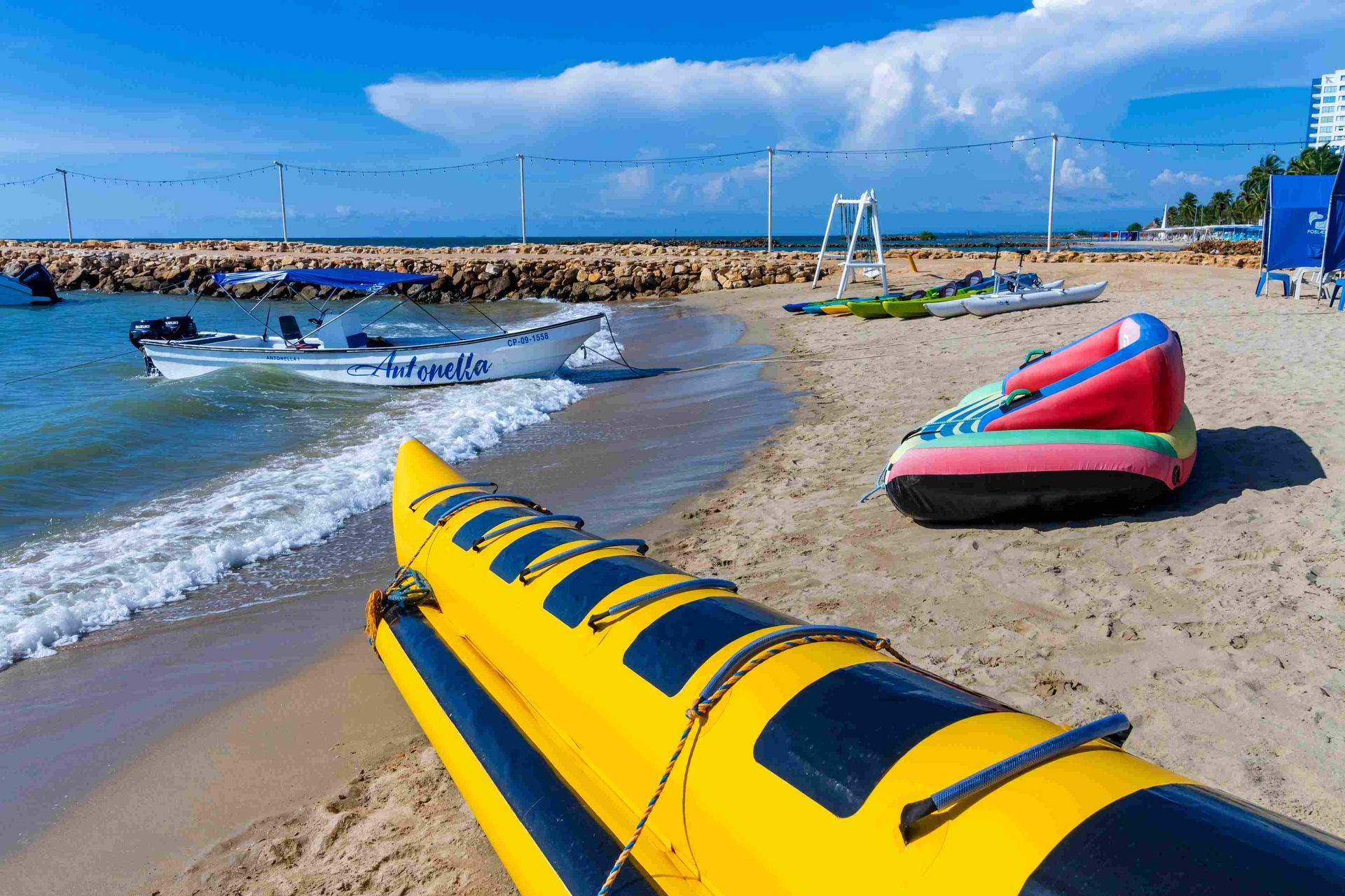 Banana boat y lanchas en la playa del Hotel Poblado, una excelente opción sobre que hacer en coveñas en familia.