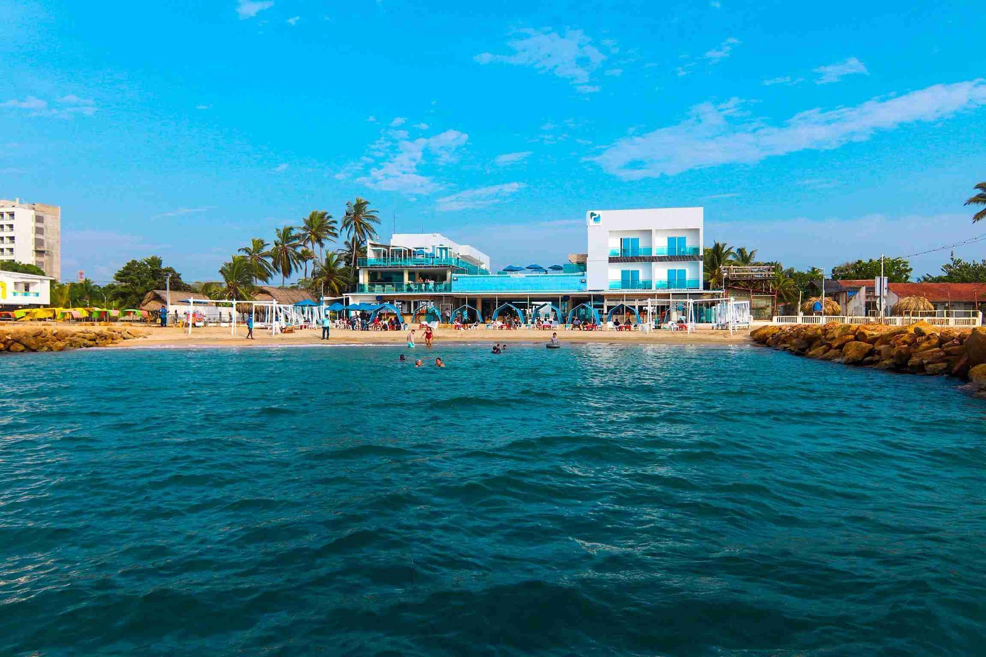 Muelle e instalaciones del Hotel Poblado, destacado hotel en Coveñas frente al mar