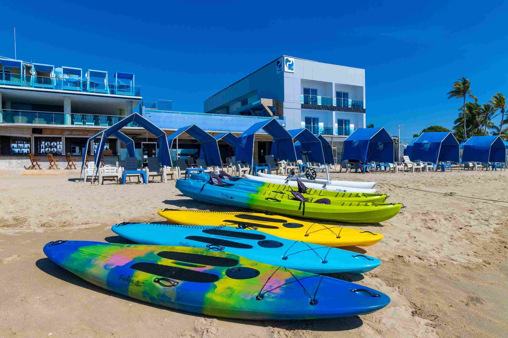 Kayaks de colores frente al Hotel Poblado, una excelente opción sobre que hacer en coveñas durante tu estadía
