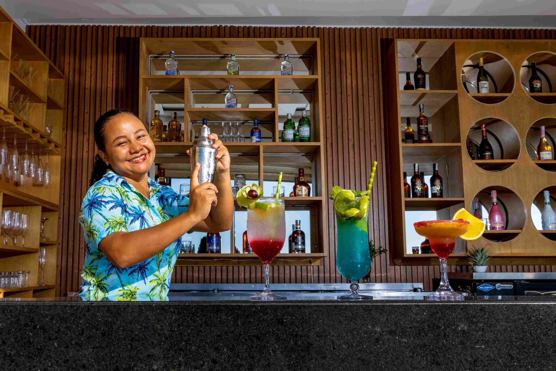 Bar del Hotel Poblado Coveñas con cocteles, opción cómoda para familias en Coveñas con niños sin salir del hotel.