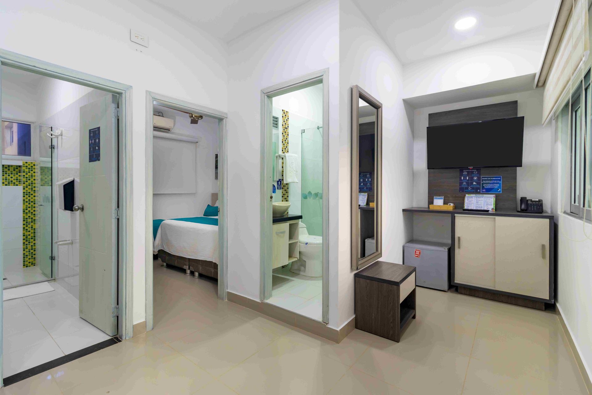 habitación familiar en Hotel Poblado Coveñas, con baños, sala de estar
