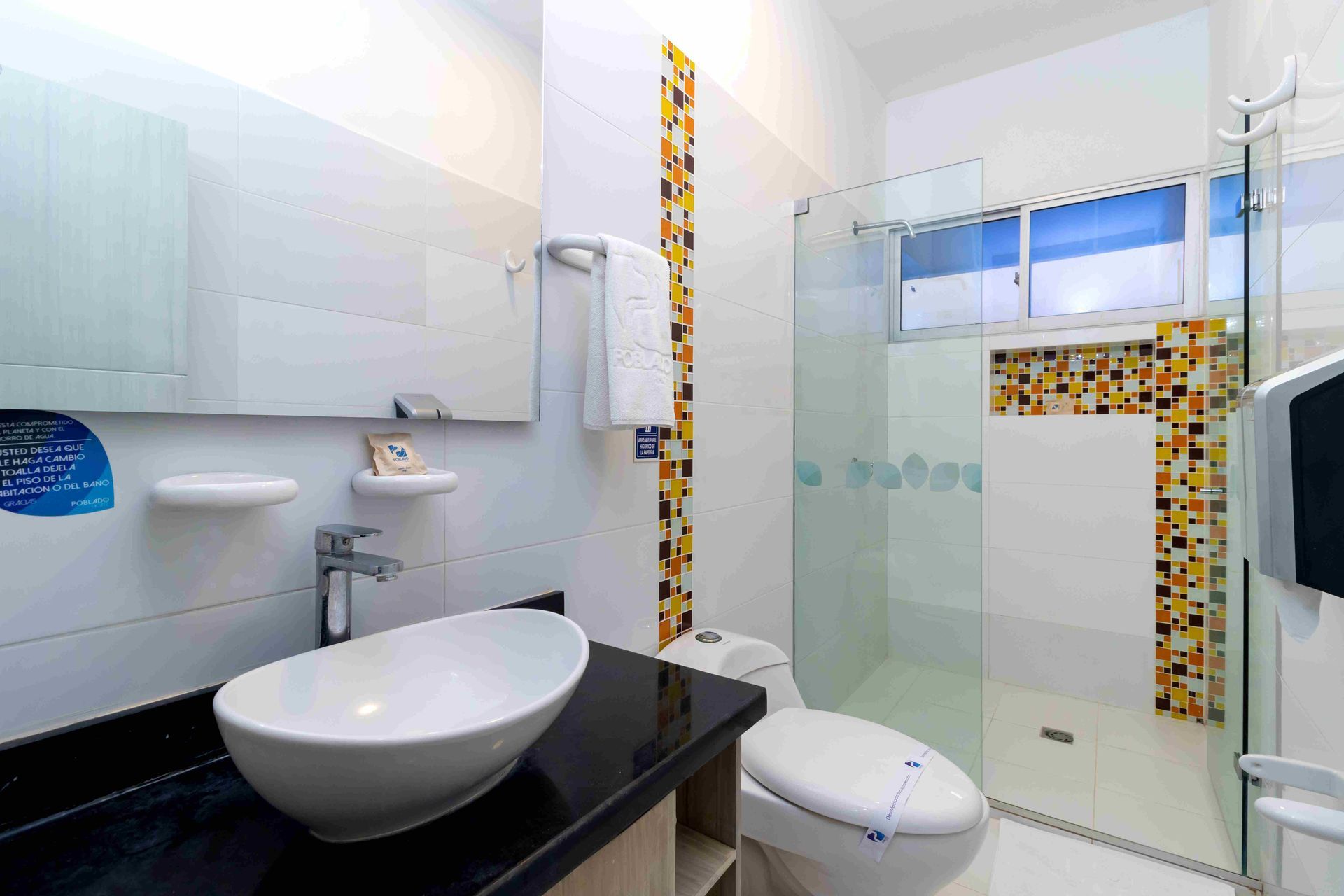 baño moderno con detalles decorativos en habitaciones en coveñas del Hotel Poblado