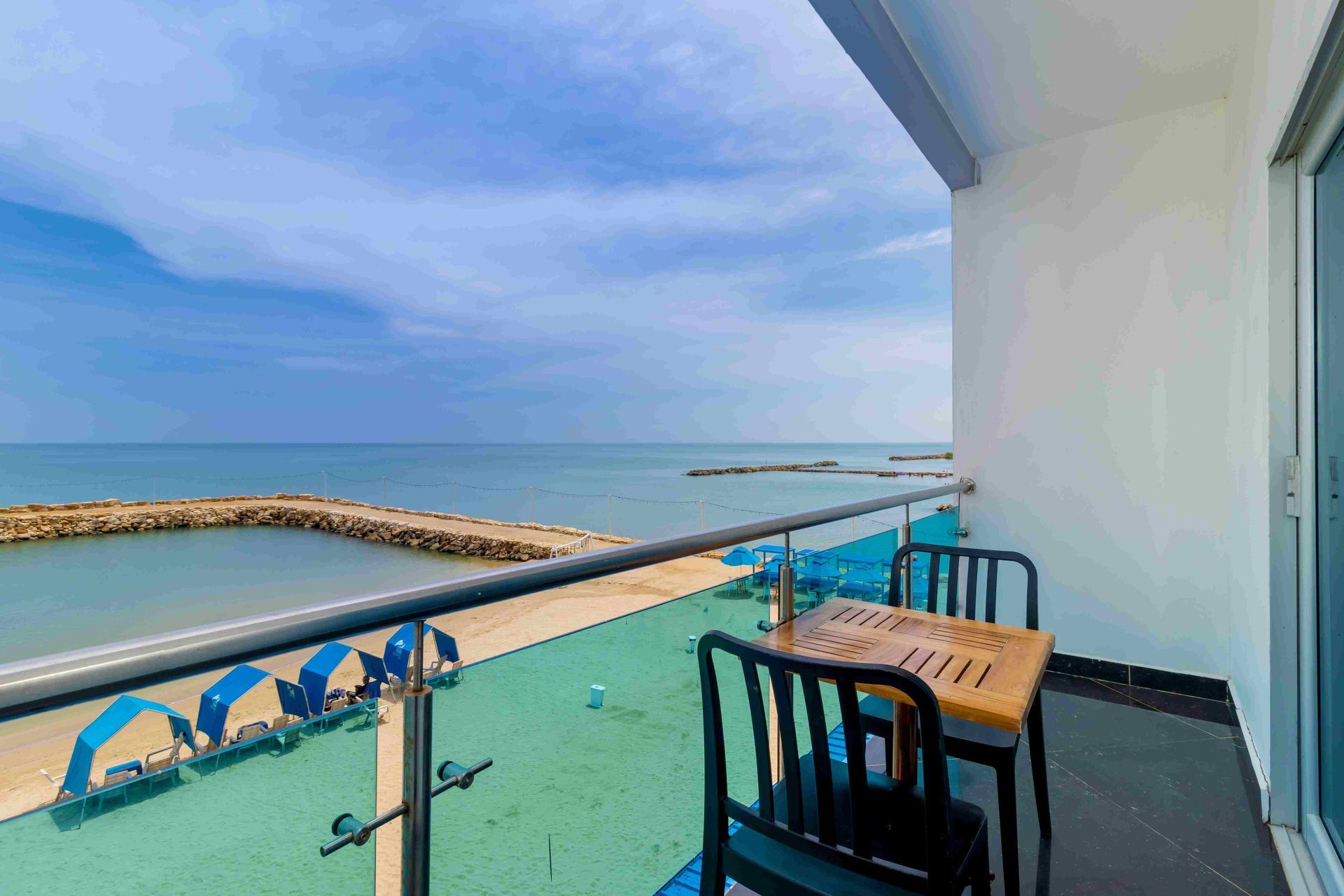 Balcón con vista al mar en Hotel Poblado Coveñas, hospedaje familiar en Coveñas para elegir buena zona y descansar.