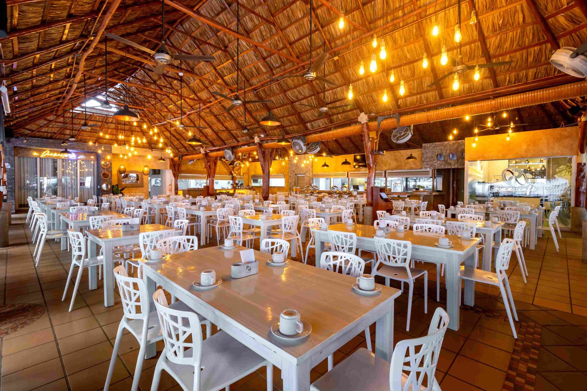 Restaurant at Hotel Poblado Coveñas with spacious setup, option for coffee breaks and catering for corporate events.