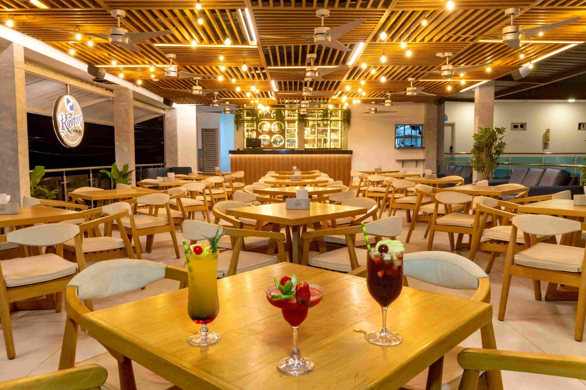 Rooftop at Hotel Poblado Coveñas with set tables, event space for corporate events in Coveñas and networking dinners.