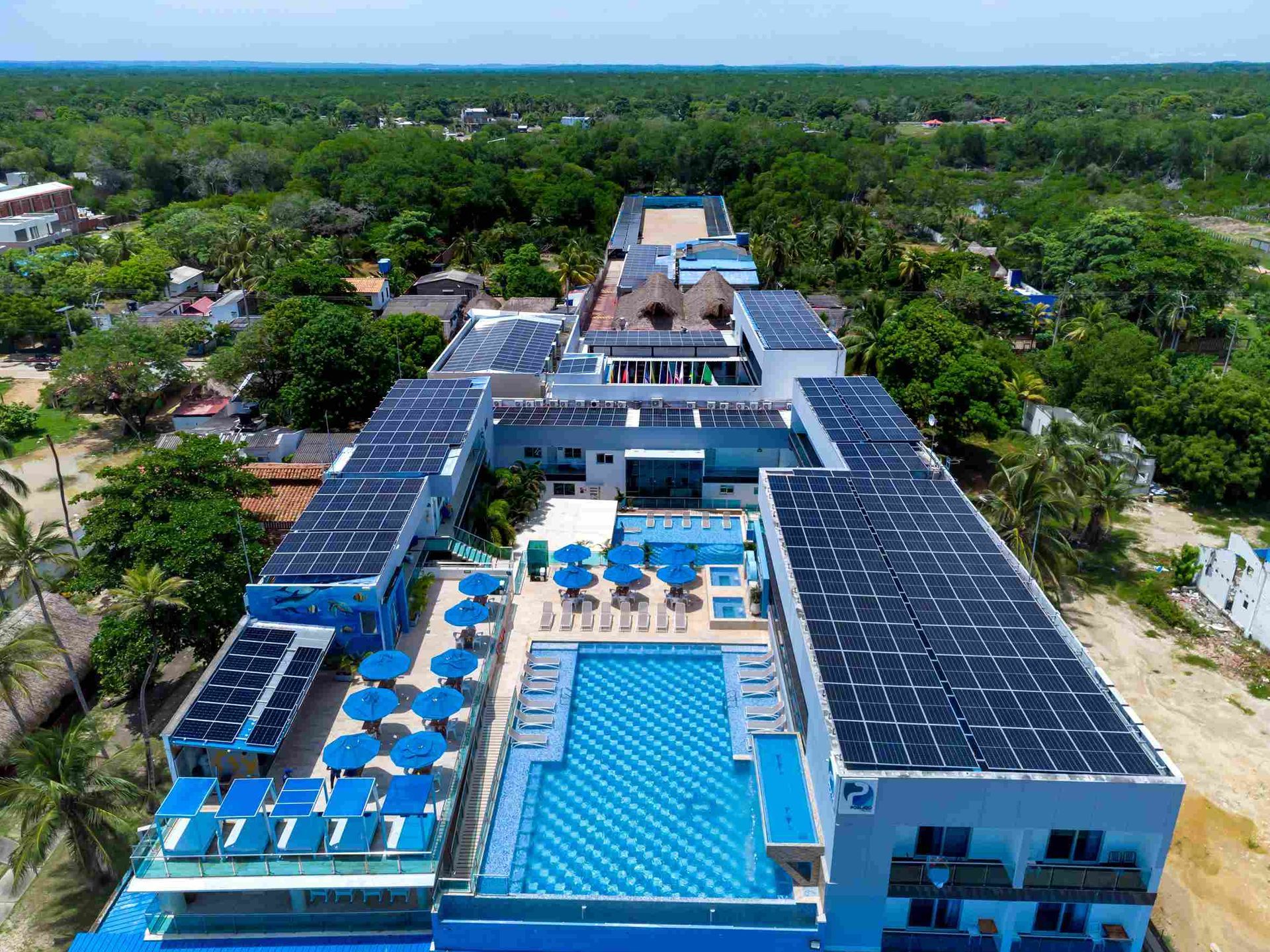 Vista aérea del Hotel Poblado Coveñas, uno de los mejores hoteles en coveñas cerca al mar y con piscina.