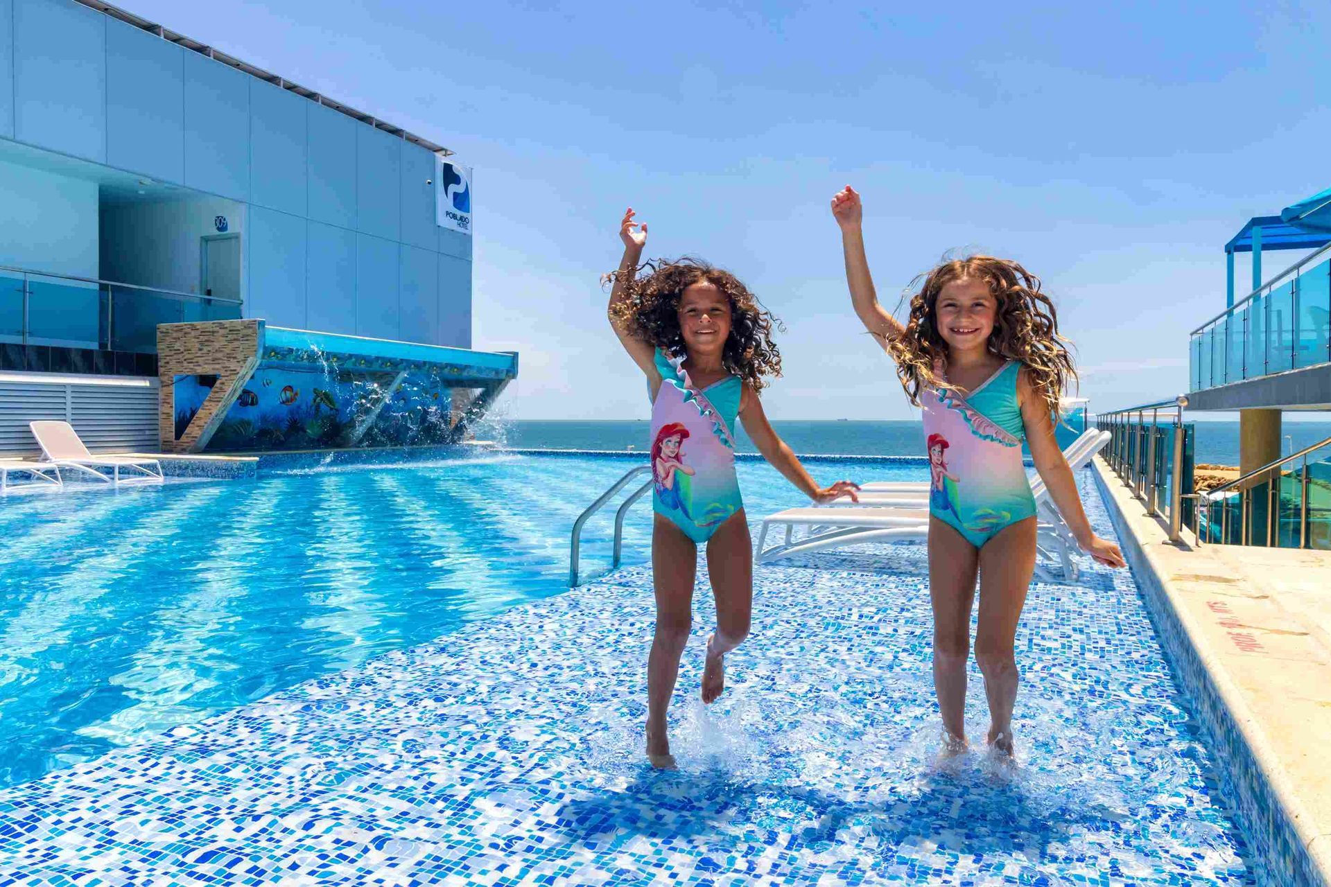 Niñas jugando en la piscina, hotel familiar para Coveñas con niños: Hotel Poblado Coveñas con zona de piscina.