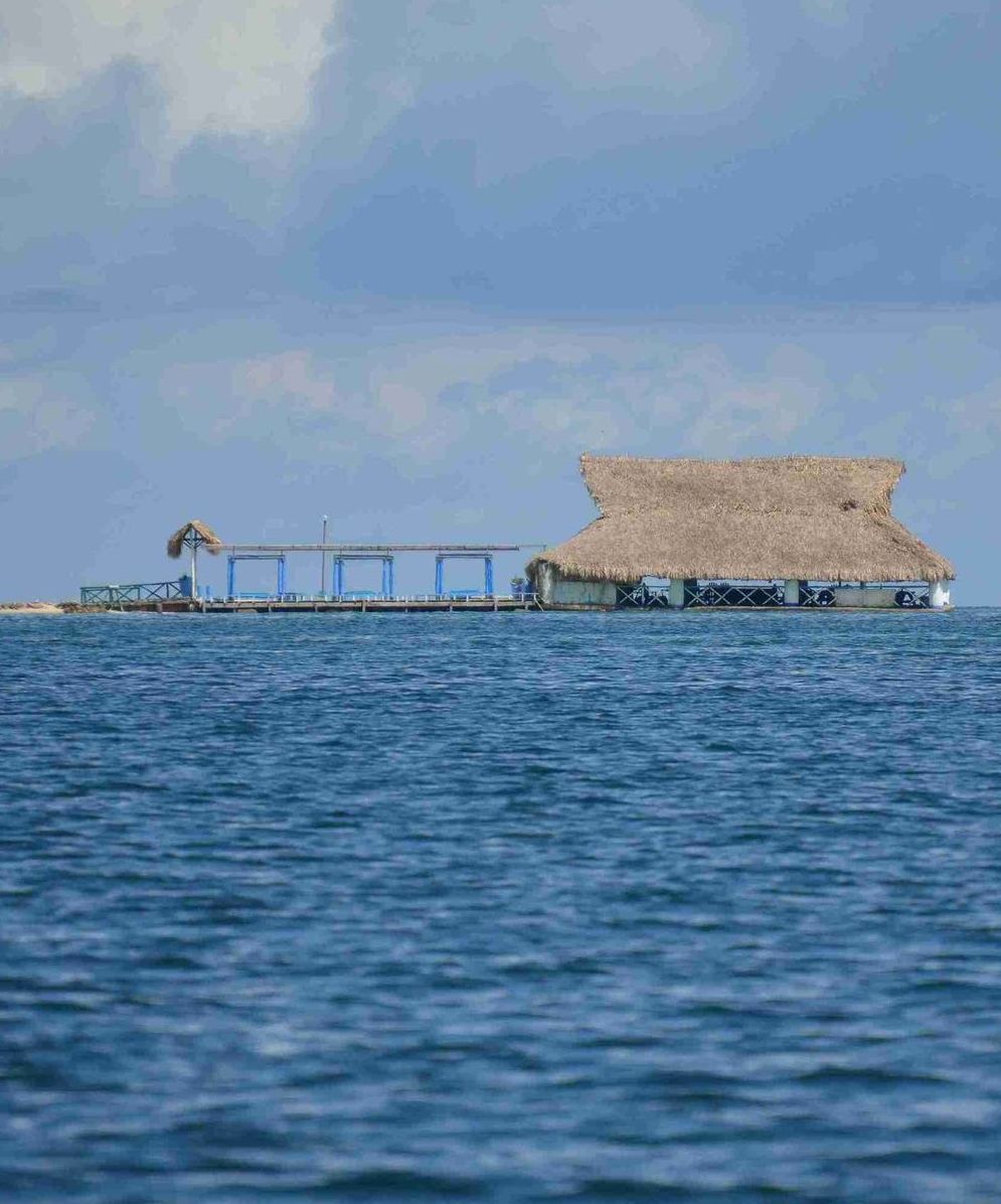 Kiosco con techo de paja del Hotel Poblado Coveñas construido sobre el mar, un espacio para disfrutar de la playa