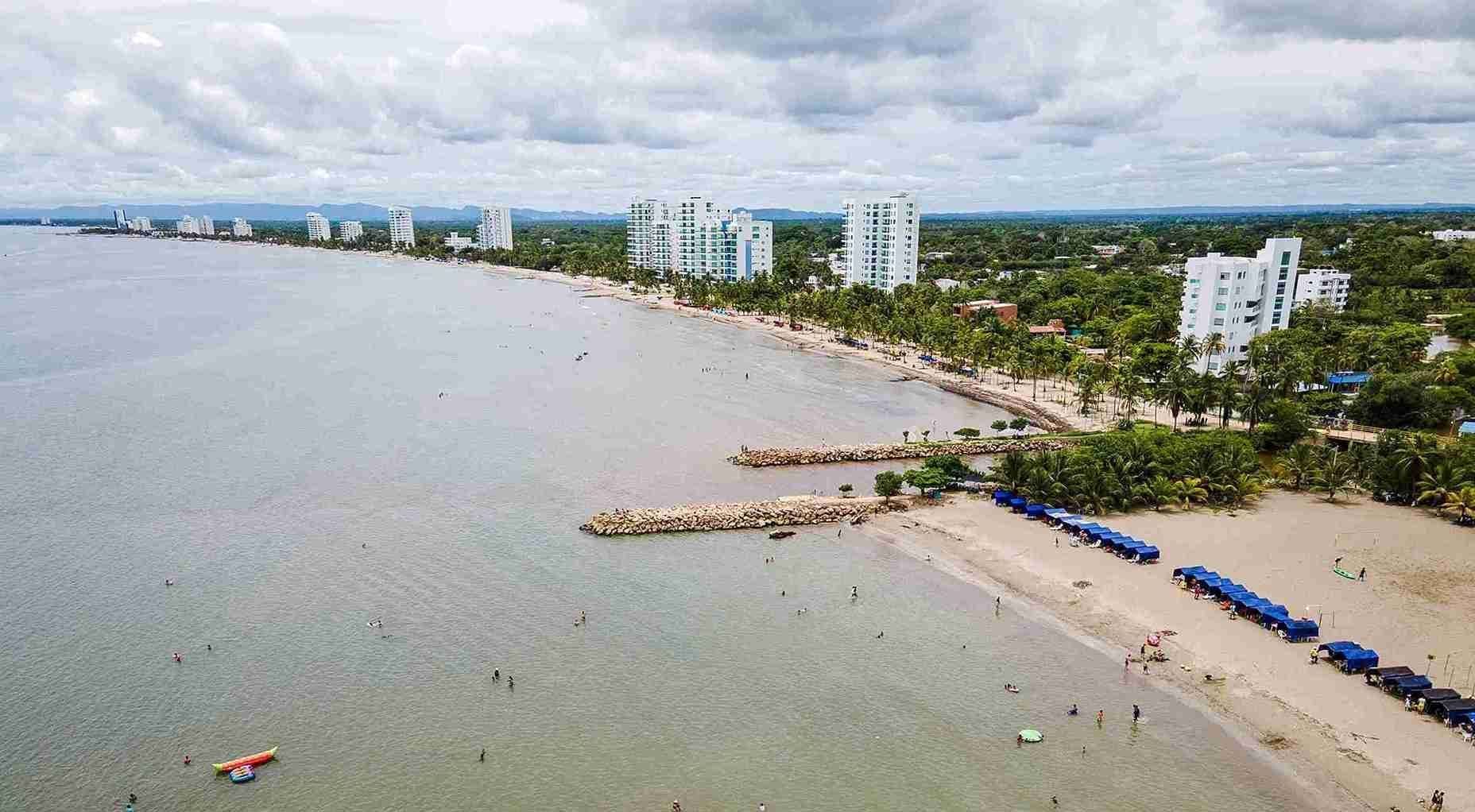 Aerial view of the beach in front of Hotel Poblado Coveñas, corporate meetings in Coveñas with the sea as a backdrop.