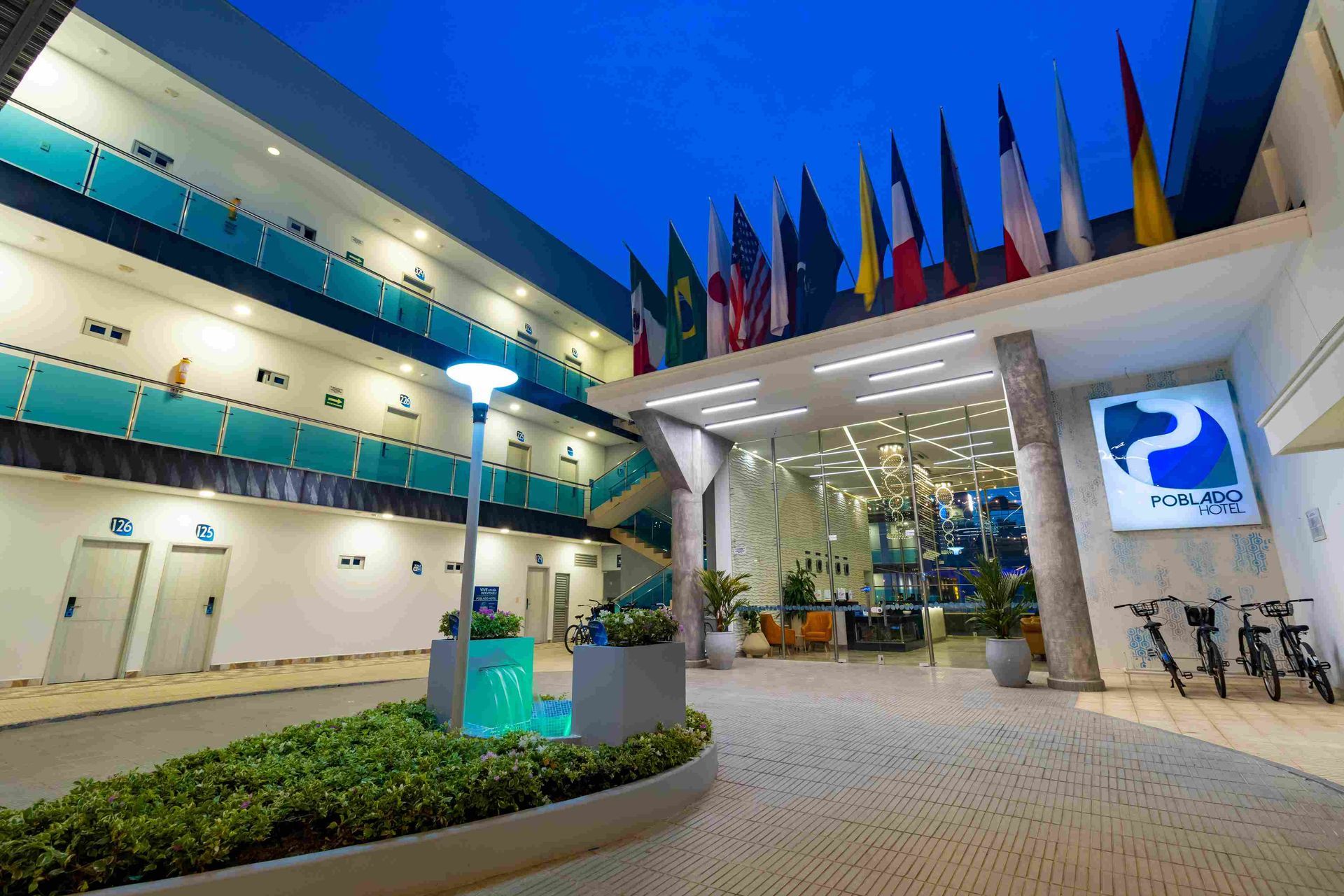 Entrada del Hotel Poblado Coveñas, punto de llegada para reuniones y eventos corporativos en Coveñas.