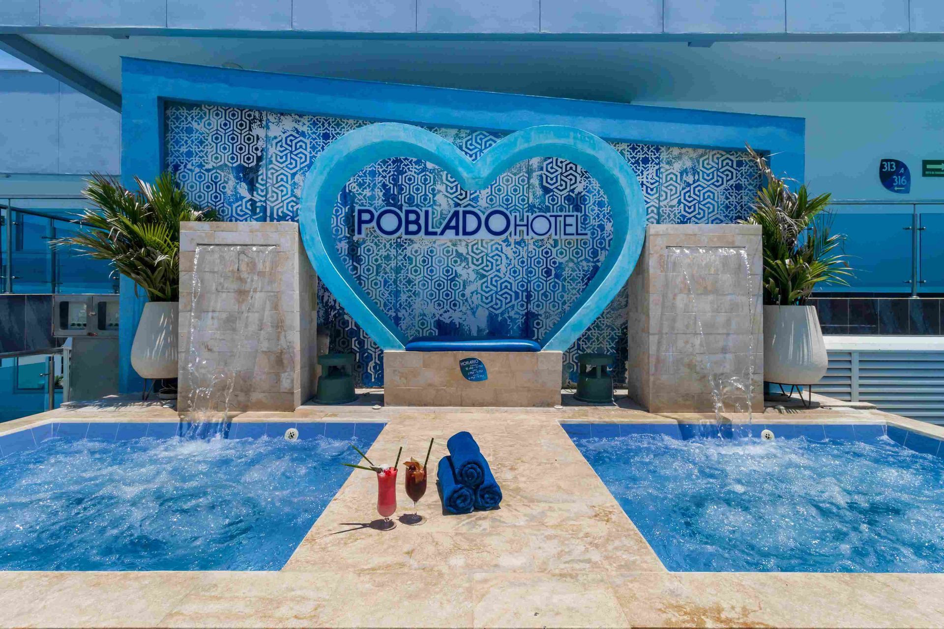 Romantic heart-shaped setup at Hotel Poblado Coveñas for special couple moments in Coveñas