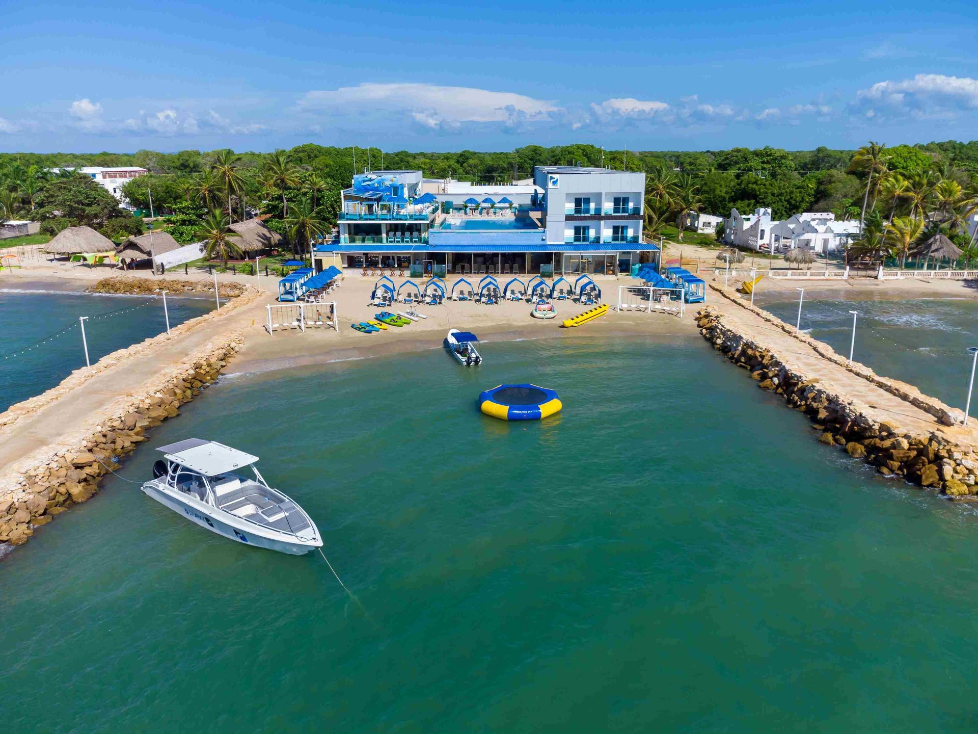 Vista aérea de Hotel Poblado, entre los hoteles en coveñas frente a la playa​