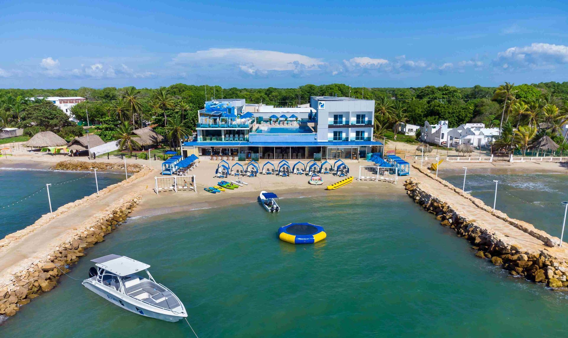 Romantic heart-shaped setup at Hotel Poblado Coveñas for special couple moments in Coveñas