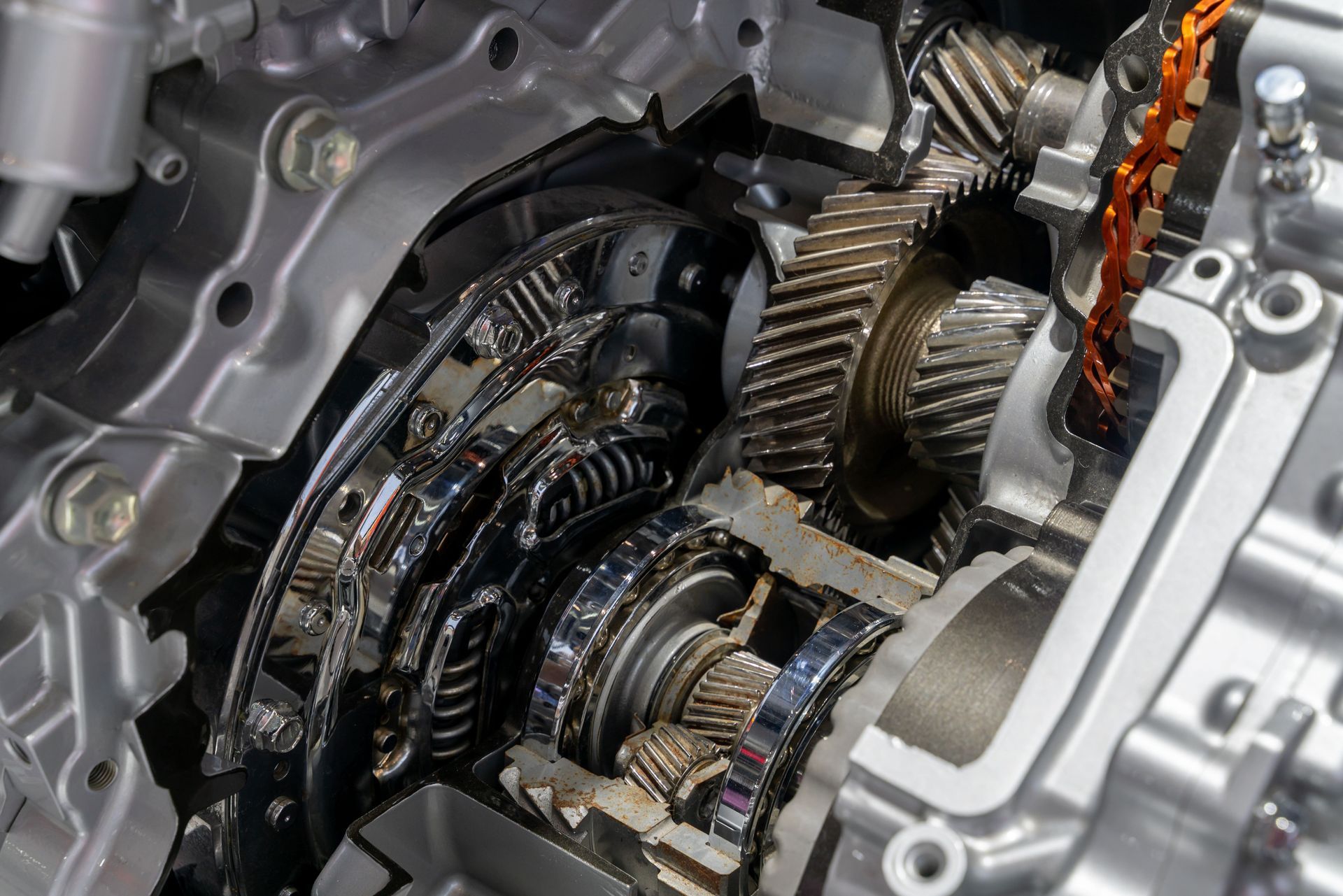 Visão das engrenagens internas metálicas, da corrente e dos componentes mecânicos de um sistema de transmissão automotiva.
