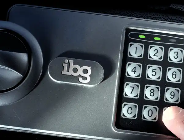 Digital keypad and safe Digital keypad and safe