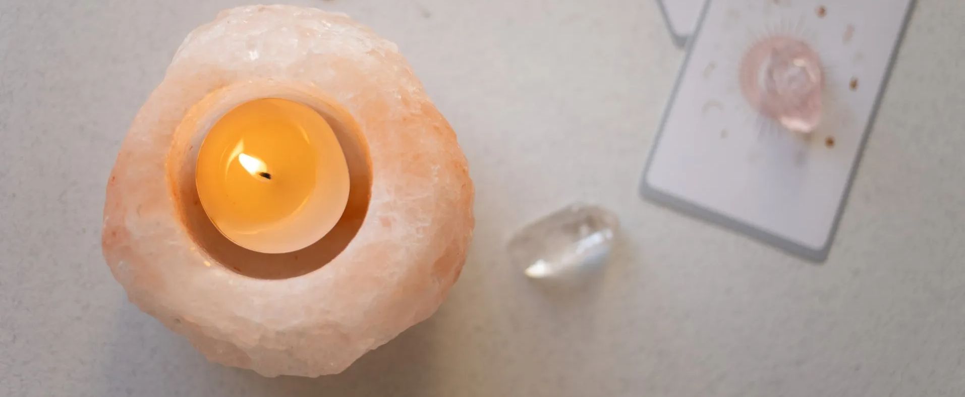 saltstone candle with tiny cristals in the background