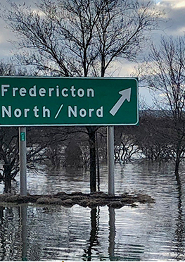 A green sign that says fredericton north / nord
