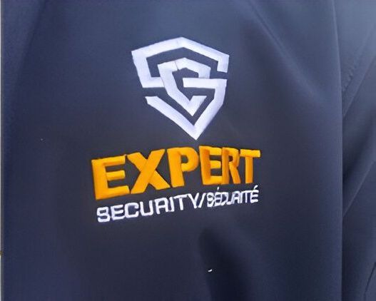 A black shirt with the word expert on it