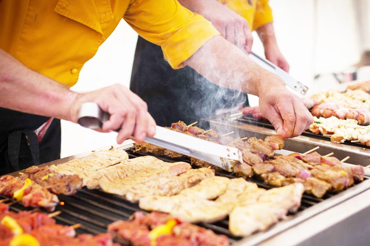 Frisch grilliertes Fleisch auf dem Grill beim Catering von Murer
