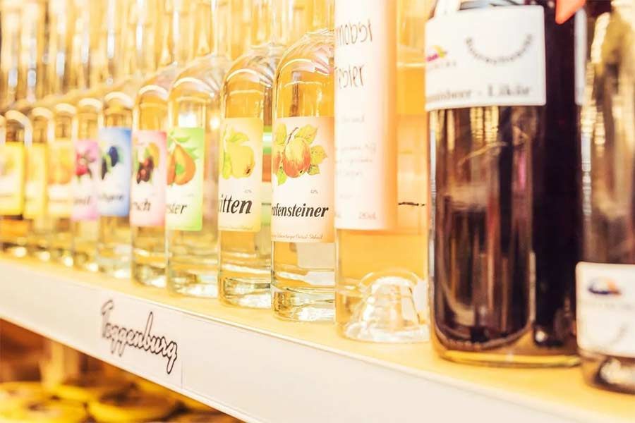 Regionale Spezialitäten und Souvenirs aus dem Toggenburg im Regal