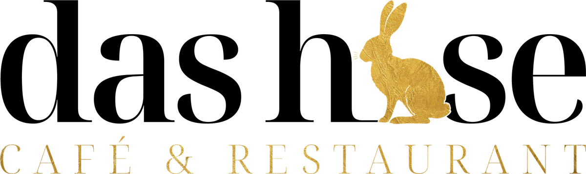 Logo von das hase Café & Restaurant: schwarzer Schriftzug mit goldenem Hasen und Zusatz Café & Restaurant