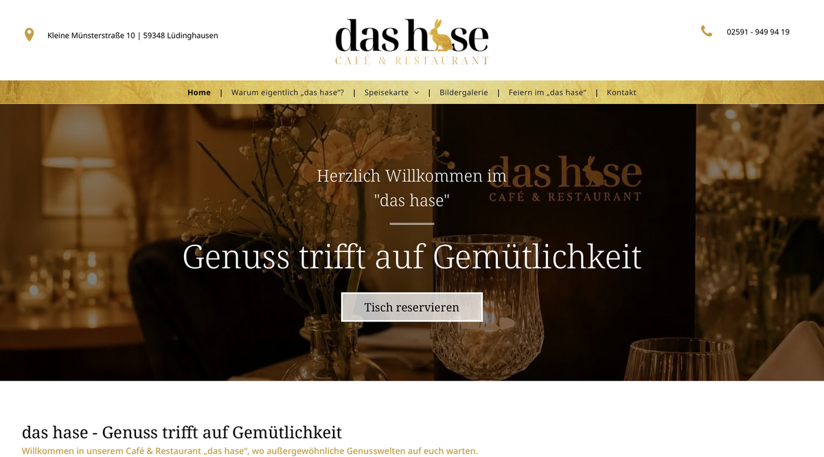 Startseite von das hase Café & Restaurant mit Logo, goldener Navigation und stimmungsvollem Restaurantfoto unter dem Leitsatz „Genuss trifft auf Gemütlichkeit“