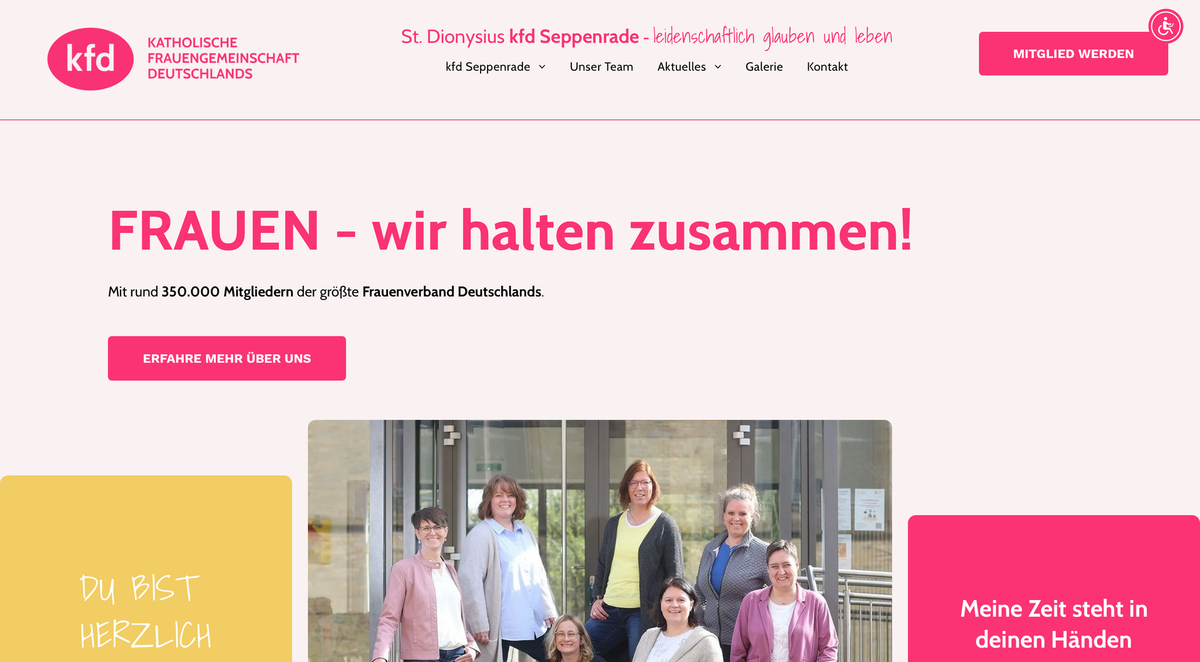 Startseite der kfd Seppenrade mit rosa Logo, Navigation, der Überschrift „FRAUEN – wir halten zusammen!“ und einem Gruppenfoto
