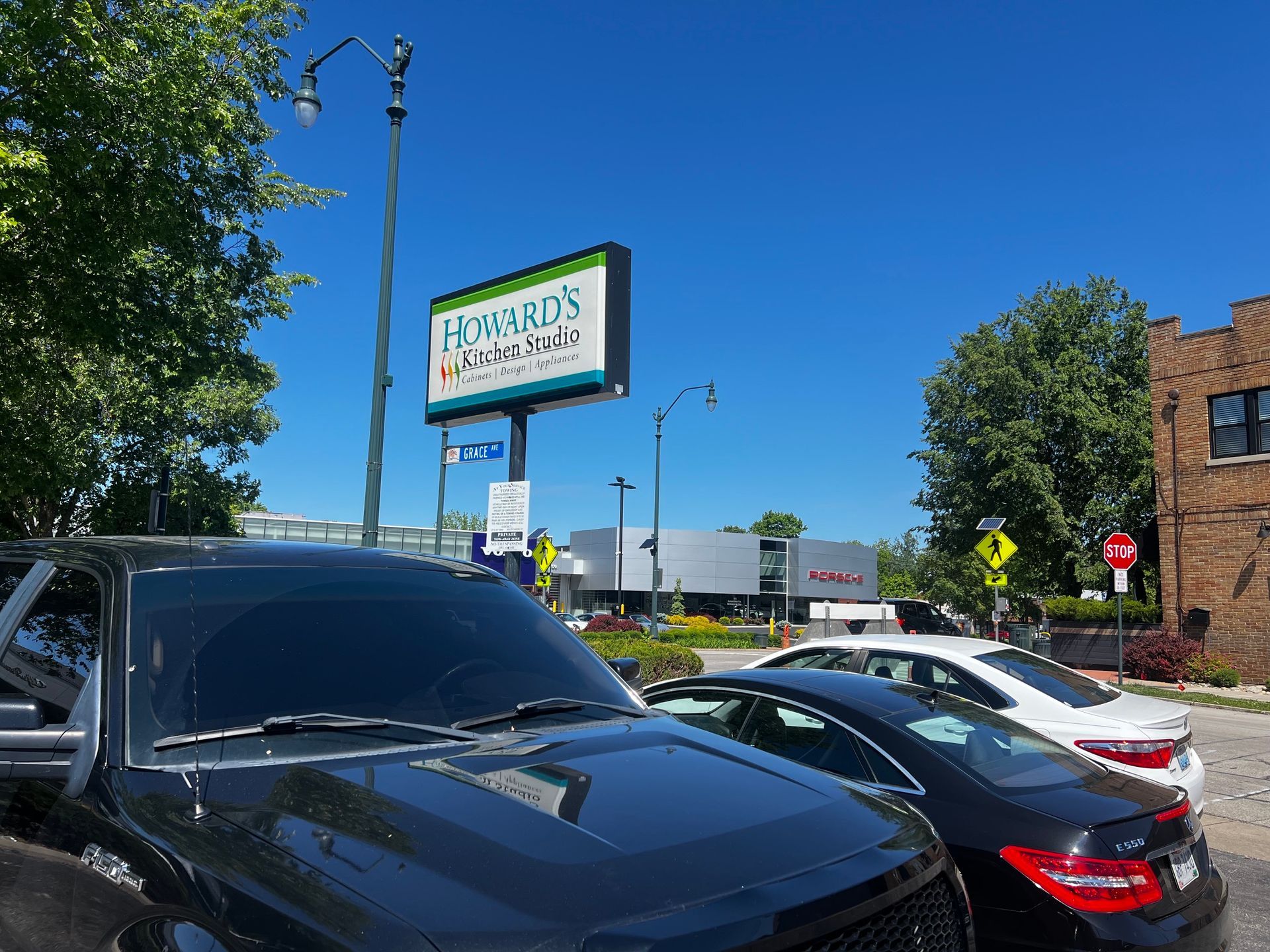 Howards showroom sign in Cincinnati, OH