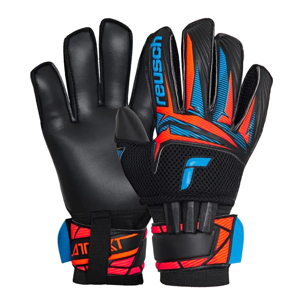 Un par de guantes de portero de fútbol Reusch de color negro