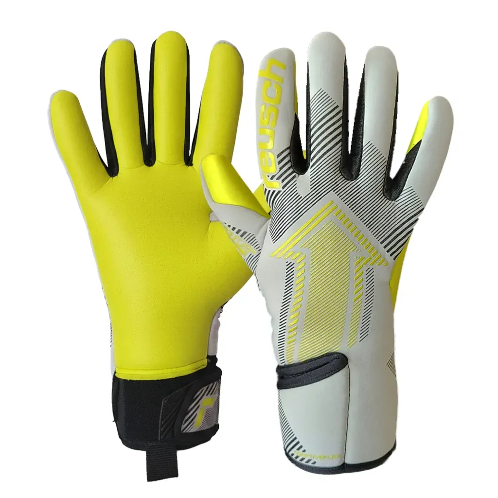 Un par de guantes de portero Reusch: uno muestra la palma amarilla y el otro, el dorso gris y amarillo.