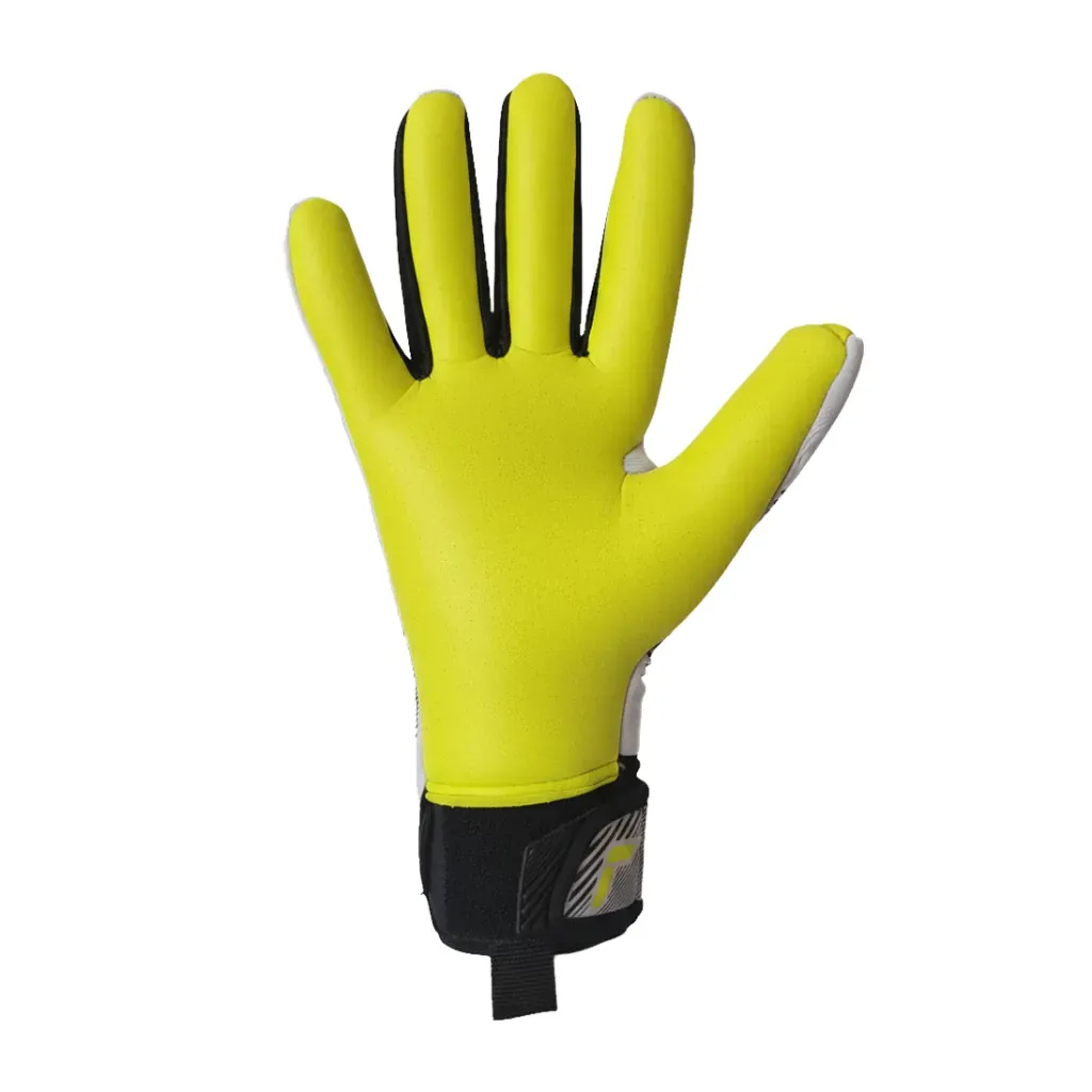 Un par de guantes de portero Reusch: uno muestra la palma amarilla y el otro, el dorso gris y amarillo.