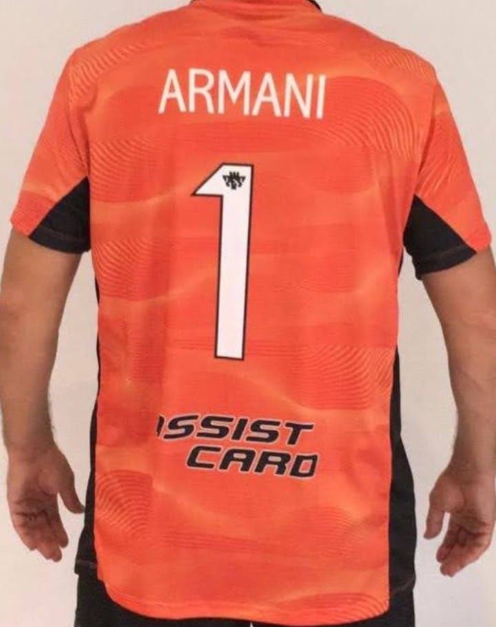 Una camiseta de fútbol naranja del River Plate con cuello negro